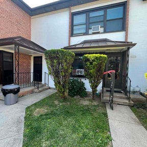 Bush Trimming by Robvee's Property Maintenance LLC reviewed on May 20, 2026