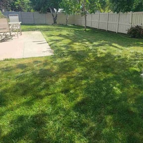 lawn service by Manuel's lawn care reviewed on May 1, 2024