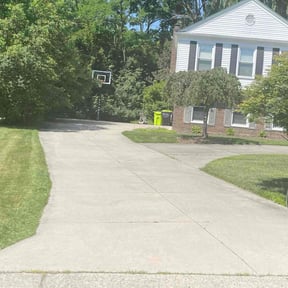 landscaping services by Mow and Maintenance reviewed on August 20, 2025