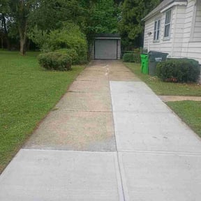 Flower Bed Weeding by Totolapan Lawn care reviewed on August 20, 2026