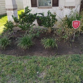 Flower Bed Weeding by Arroyo Lawn Service reviewed on August 18, 2025