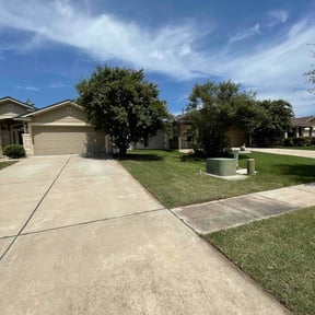 lawn maintenance by Michael's Lawn Maintenance  reviewed on August 20, 2025