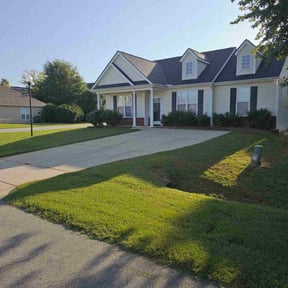 yard maintenance by Robert's Lawn Care reviewed on August 16, 2025