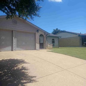 landscaping services by Hensley Property Management reviewed on August 15, 2025