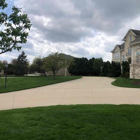 lawn maintenance by Roberts Cutting Edge LLC reviewed on May 6, 2024