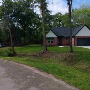 yard service by Greg's Landscaping reviewed on August 18, 2025