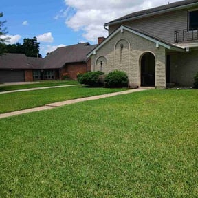 lawn service by Artavius  Clark reviewed on August 20, 2025