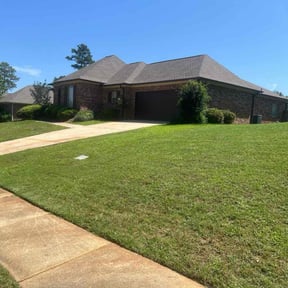 yard maintenance by Elite Lawn Care reviewed on August 20, 2025