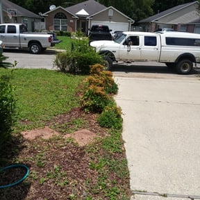 Flower Bed Weeding by Handcrafted Maintenance reviewed on August 16, 2025