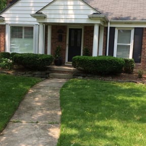 Bush Trimming by Parada Landscaping reviewed on August 17, 2025