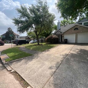 lawn maintenance by Steele's Lawn Service reviewed on May 3, 2024