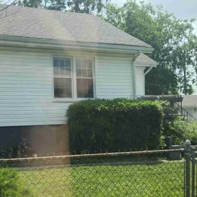 Bush Trimming by Family Lawn Care reviewed on August 15, 2025