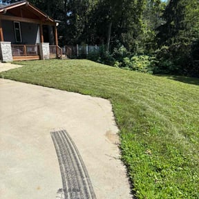 lawn service by Jolie Lawn Service reviewed on October 23, 2023