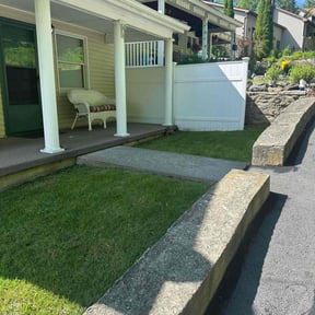 yard maintenance by Russum Grounds Service, LLC reviewed on August 21, 2025