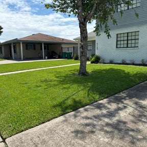 yard maintenance by Green's lawn care reviewed on August 18, 2025