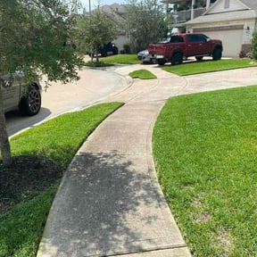 residential landscaping by Pine Forest Lawn Care reviewed on May 17, 2022