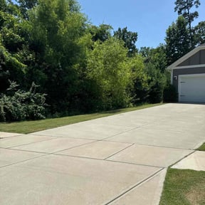 yard maintenance by Michelangelo's reviewed on December 24, 2025