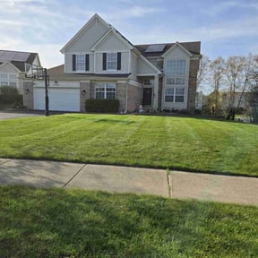 lawn care services by Efrain Marrero reviewed on August 15, 2025