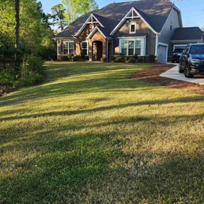 yard maintenance by The Panda Earth Group reviewed on November 27, 2025