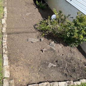 Flower Bed Weeding by Emerald Green Property Management LLC reviewed on August 19, 2025