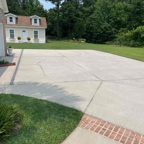 yard service by Kelly Hauling and Snow Removal LLC reviewed on August 15, 2025