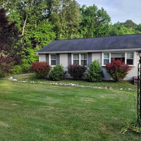 lawn care services by Holloway Property Management Edmond reviewed on April 3, 2024