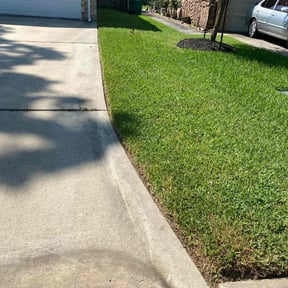 residential landscaping by Deal's Lawn Maintenance reviewed on August 18, 2025