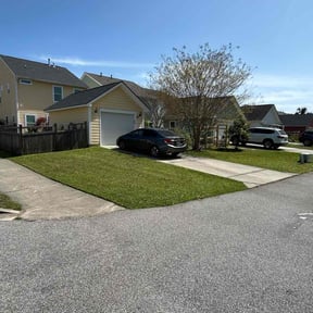 landscape maintenance by Flat Rate Services reviewed on November 26, 2025