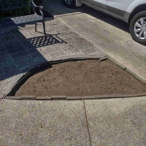 Flower Bed Weeding by St Pete Land and Lawn reviewed on August 15, 2025