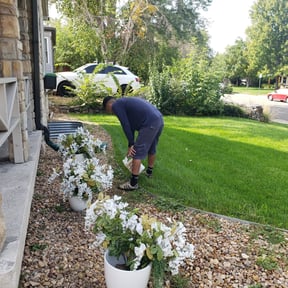 Flower Bed Weeding by El Jardin De Pedro reviewed on August 16, 2025