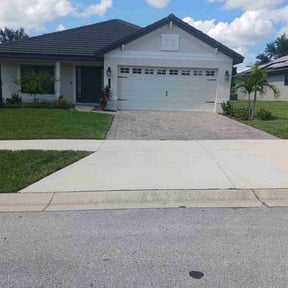 gardening service by Juan Carlos reviewed on October 8, 2023