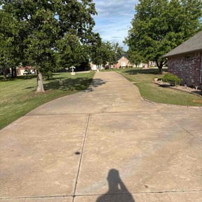 yard maintenance by Lipscomb mowing reviewed on August 19, 2025