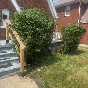 Bush Trimming by Holbrooks Lawn Care LLC reviewed on August 14, 2026