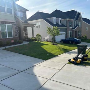 residential landscaping by Gonzalez Landscaping reviewed on August 15, 2025