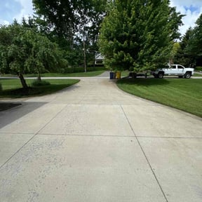 grass maintenance by United Hands Royalty Lawn Care reviewed on May 9, 2025