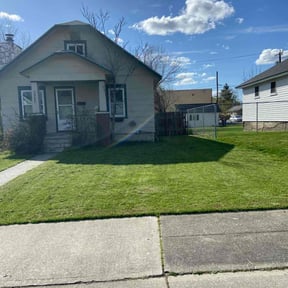 lawn care services by Randy's lawncare reviewed on May 1, 2024