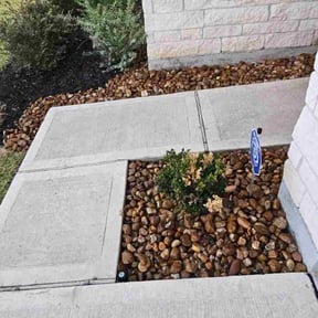 Flower Bed Weeding by Roldan Lawn Services LLC reviewed on October 19, 2025