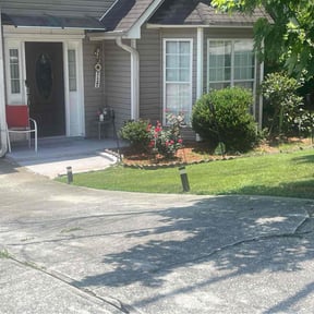 landscape maintenance by CuttingGrassForCollege reviewed on August 21, 2025