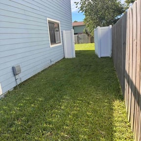 lawn maintenance by Green Day Lawn Service reviewed on April 23, 2024
