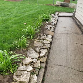 Flower Bed Weeding by Clinton's lawn service llc reviewed on August 20, 2025