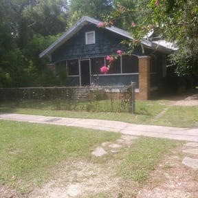 Bush Trimming by Flores Landscaping Services reviewed on August 21, 2025