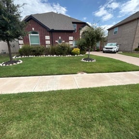 yard maintenance by Soleil Lawn Care reviewed on August 21, 2025