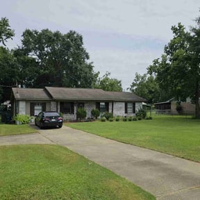 yard maintenance by Oakwood Landscaping reviewed on August 19, 2025