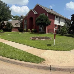 yard maintenance by Mow and Maintenance reviewed on August 17, 2025