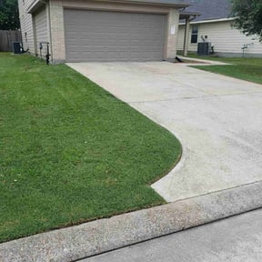 landscaping services by GALVRI Lawn and Services reviewed on August 15, 2025