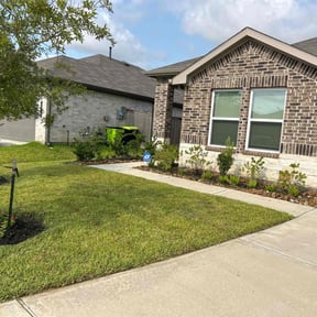 Flower Bed Weeding by SleepyCutz Landscaping reviewed on August 16, 2025