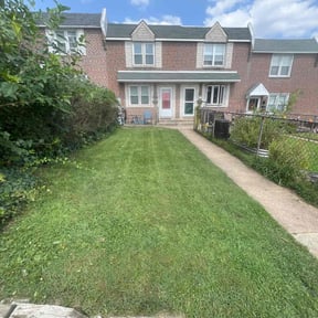 lawn care by Paradise Eden landscaping reviewed on May 8, 2024