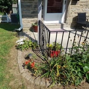 Flower Bed Weeding by Dean's topnotch lawn care reviewed on August 21, 2025