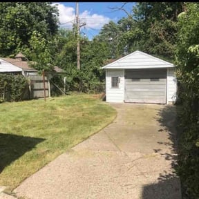 Bush Trimming by Pro grow landscapeing reviewed on August 18, 2025