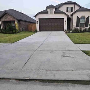 yard care by Roberto Pena reviewed on August 15, 2025